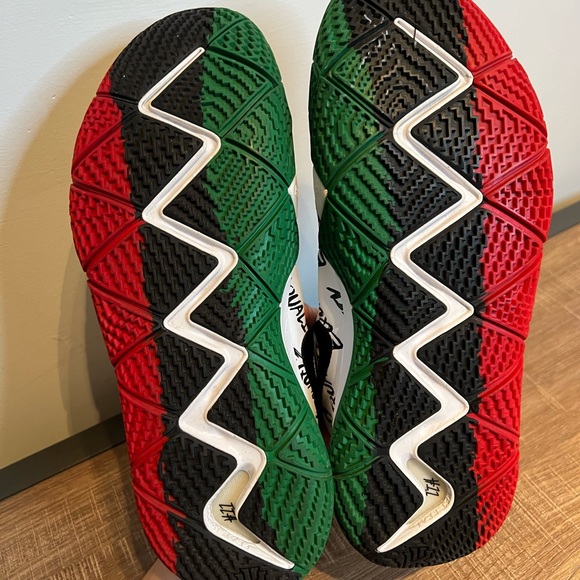 Nike Kyrie 4 Equality BHM Black‎ History Month Shoes Men Size 12 AO3167-900 - Picture 7 of 8